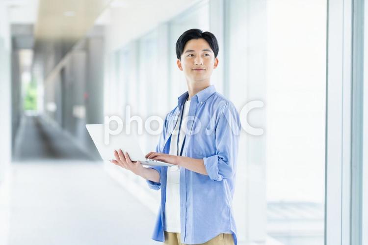 オフィスで働く若い男性のエンジニア エンジニア,パソコン,オフィスの写真素材