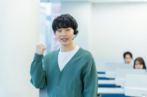 インカムで話すオペレーターの若い男性 オペレーター,コールセンター,笑顔の写真素材