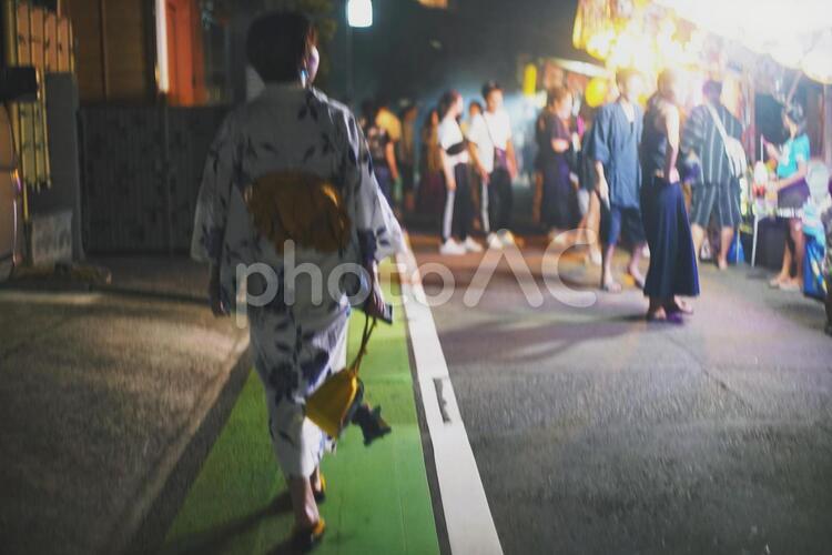 お祭りと浴衣の女の子 後ろ姿,後姿,歩くの写真素材