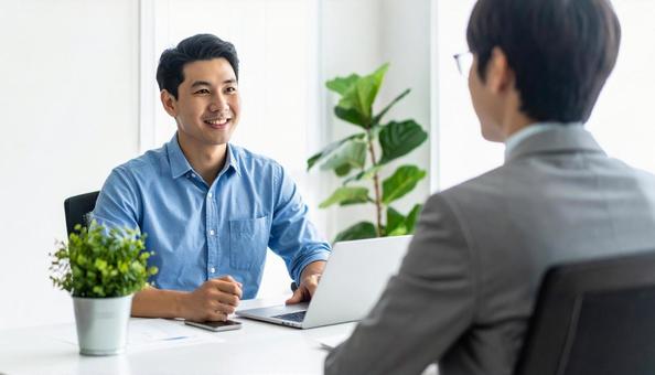 取材するWebライター 取材するWebライターの写真