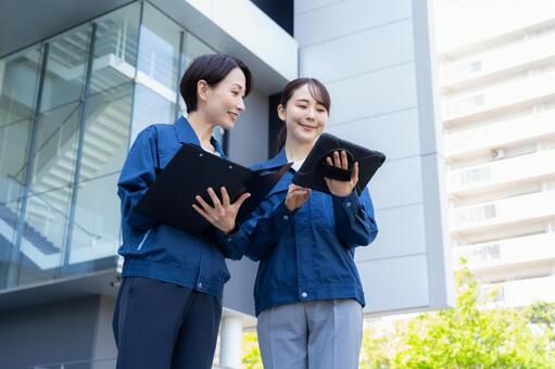 ビルメンテナンスする女性エンジニア 不動産,エンジニア,建築の写真素材