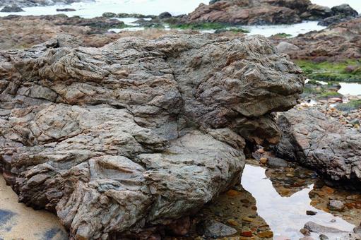 糸島市大口海岸ーガメラに見える岩 糸島市,大口海岸,ガメラの写真素材