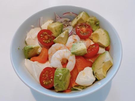 サラダボウル サラダボウル,サーモン,アボカドの写真素材