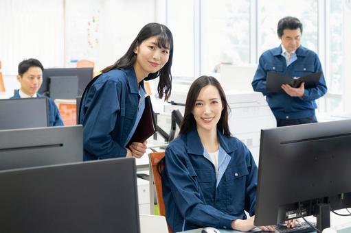 オフィスで働く作業服のエンジニア エンジニア,会議,不動産の写真素材