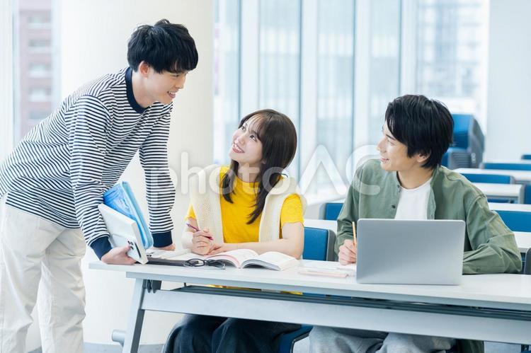 教室で授業を受ける大学生 大学生,教室,笑顔の写真素材