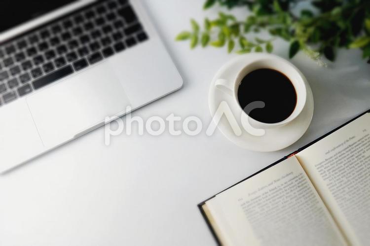パソコンと開いた本、コーヒーの置かれたデスク パソコン,コーヒー,本の写真素材