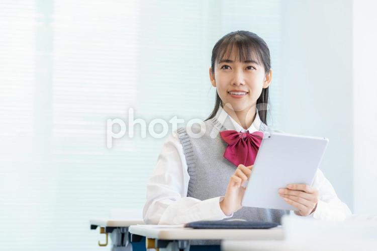 学校で勉強をする女子高生 教育,塾,勉強の写真素材