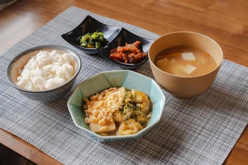 豆腐と卵の和朝食 豆腐と卵の和朝食 朝食,和食,朝ごはんの写真素材