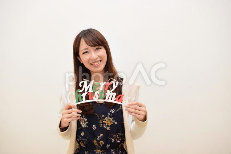 クリスマスの飾り付けをする女性 サンタ,サンタクロース,クリスマスの写真素材
