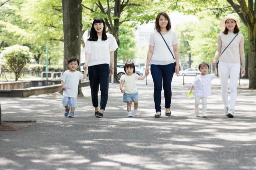 ママ友 母親 育児 ママ友 母親 育児 ママ友,公園,男性の写真素材