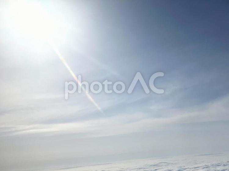 上空　太陽から強い日差しがさした瞬間 雲海,夢,光線の写真素材