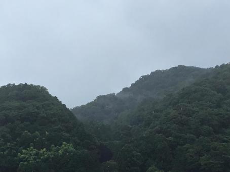 曇り空と山 曇り空と山の写真