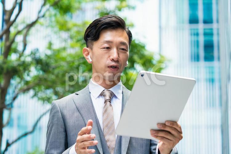 タブレットPCの画面を見るビジネスマン  ビジネス,ビジネスマン,相談の写真素材