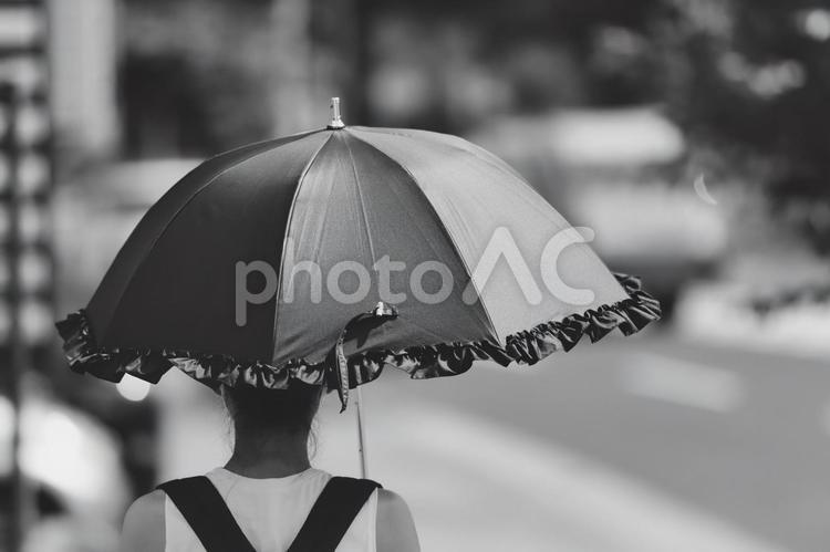街で日傘をさす女性 日傘,女性,日焼け防止の写真素材