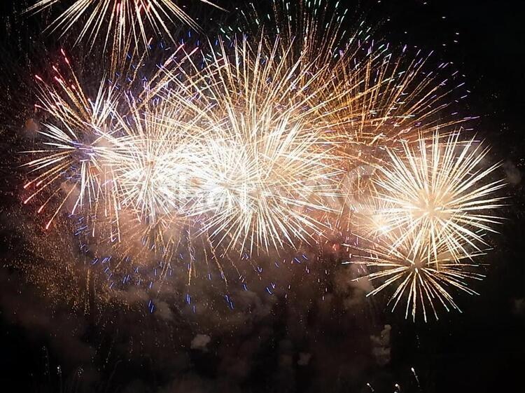 打ち上げ花火が開く瞬間（主に白色） 花火,連発,夜空の写真素材