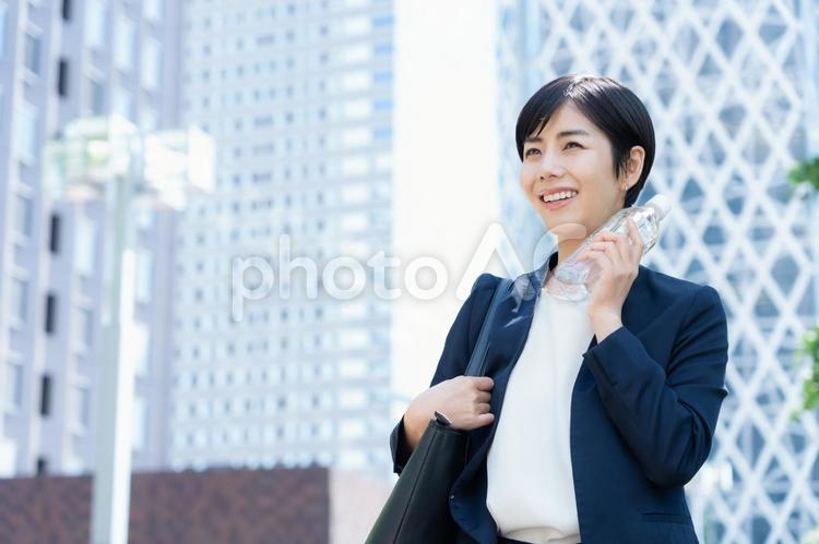 オフィス街で働く若いビジネスウーマン ビジネス,女性,ビジネスウーマンの写真素材