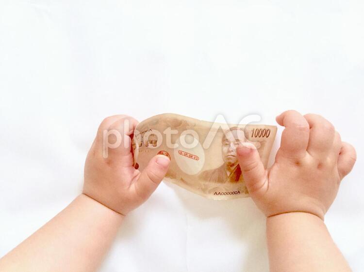 おもちゃのお金と子供の手 お金,子供の手,収入の写真素材
