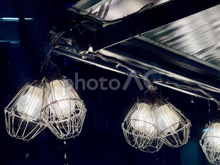 雨が滴る屋台のライト 屋台,ライト,雨の写真素材