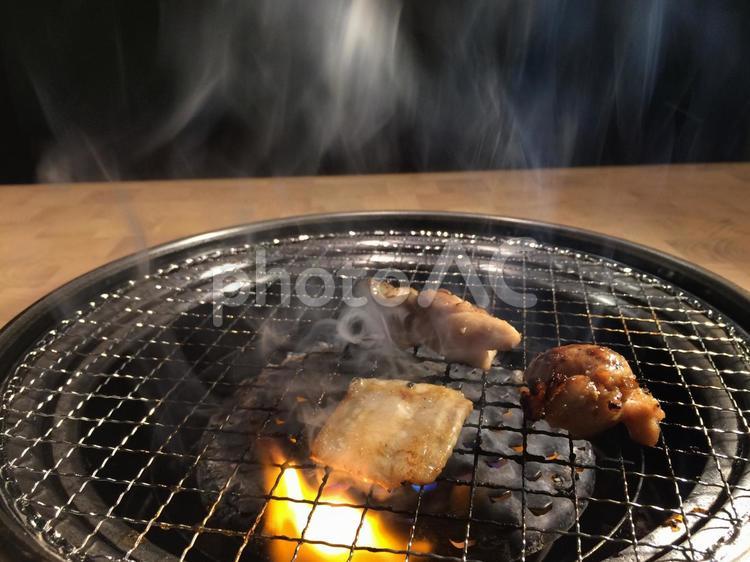 焼肉と煙と火 火,炎,焼き肉の写真素材