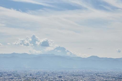 富士山と雲と街並み 富士山と雲と街並み 富士山,遠景,空の写真素材