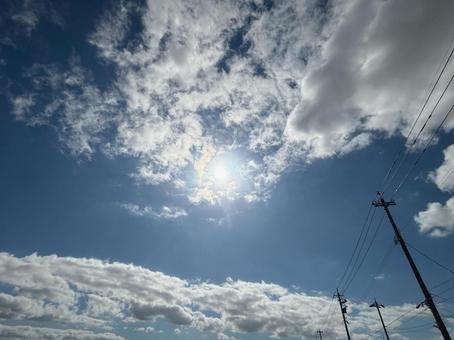 青空、太陽、白い雲 青空、太陽、白い雲の写真