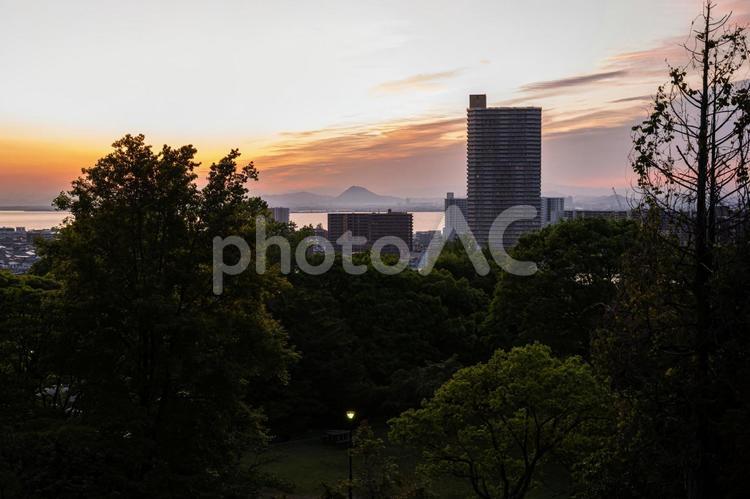 早朝のびわ湖と大津の町並み 朝焼け,朝日,太陽の写真素材