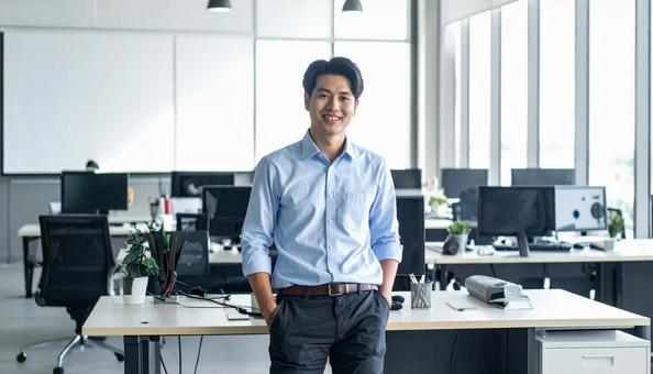 オフィスで働く日本人システムエンジニア オフィスで働く日本人システムエンジニアの写真