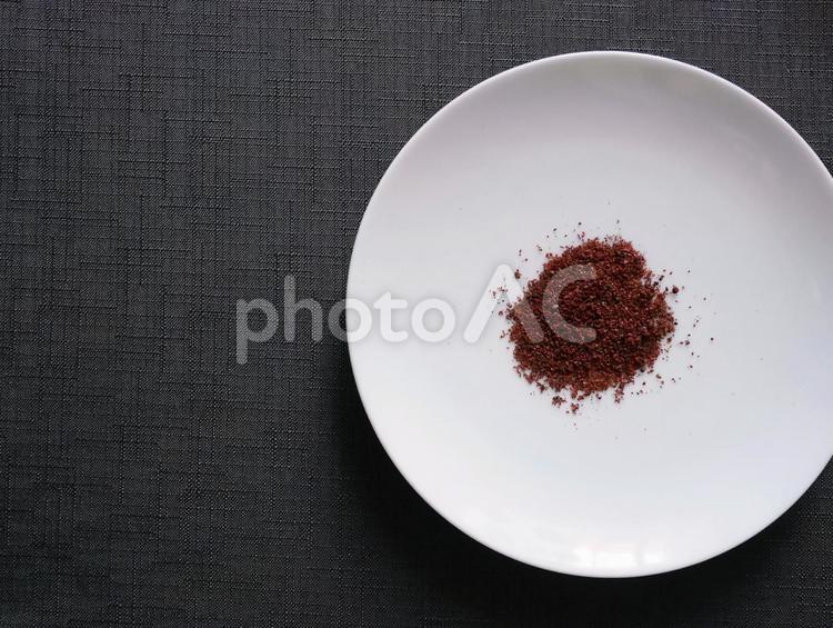 白い皿とスパイス、スマック（sumac） スマック,sumac,スパイスの写真素材