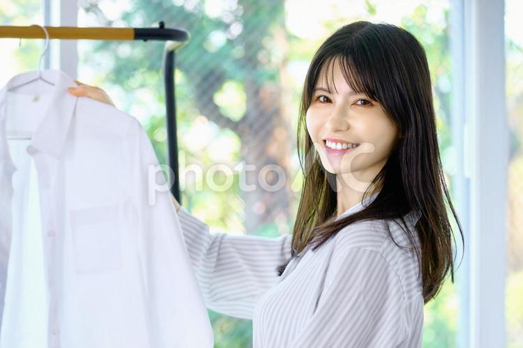 洋服を選ぶ　洗濯　主婦　女性 女性,主婦,洗濯の写真素材