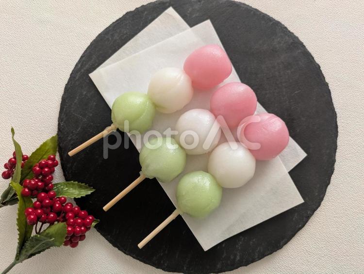 三色だんご（和菓子）背景白＆南天 三色だんご,和菓子,和風の写真素材