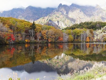 鏡池（長野県戸隠高原） 鏡池,紅葉,写り込みの写真素材