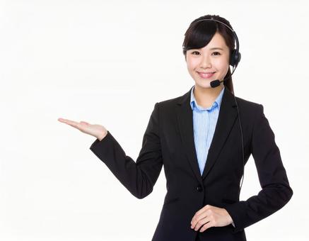 案内するオペレーター女性 案内するオペレーター女性の写真