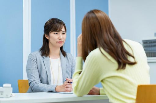 悩みを相談する若い女性 悩みを相談する若い女性 悩む,相談,カウンセリングの写真素材