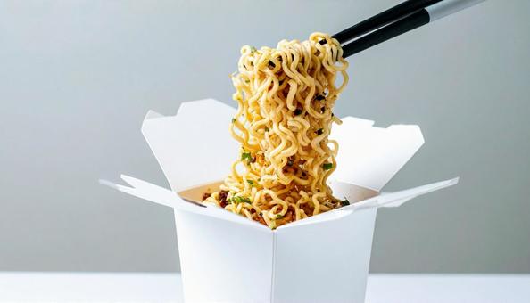 インスタント焼きそばを割りばしで掬うの写真