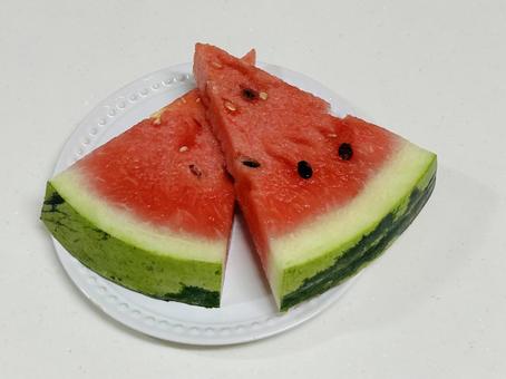 お皿に切ったスイカ2つ お皿に切ったスイカ2つ スイカ,果物,野菜の写真素材