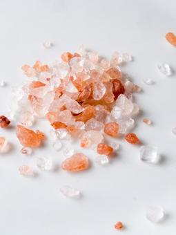 ピンクソルト岩塩の粒 岩塩,天然岩塩,ピンクソルトの写真素材