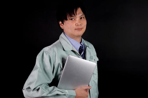 作業服の男性とノートパソコン 作業服の男性とノートパソコン 男性,作業服,ノートパソコンの写真素材