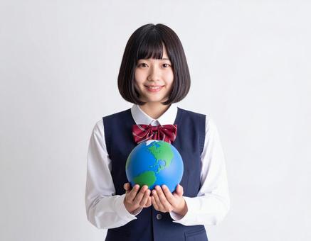 地球のような球体を持った女子生徒 地球のような球体を持った女子生徒の写真
