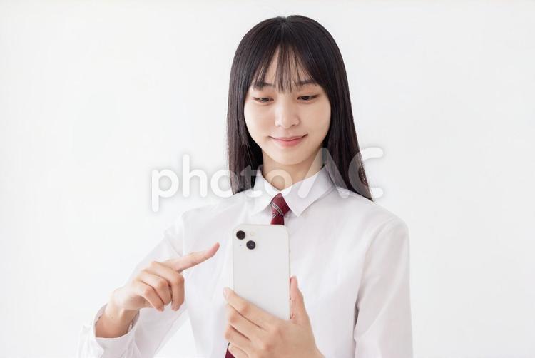 スマートフォンで志望校を調べる女子高生 女性,女子高生,高校生の写真素材