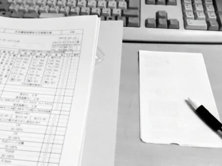 書類とメモ用紙（モノクロ） 書類,メモ用紙,モノクロの写真素材