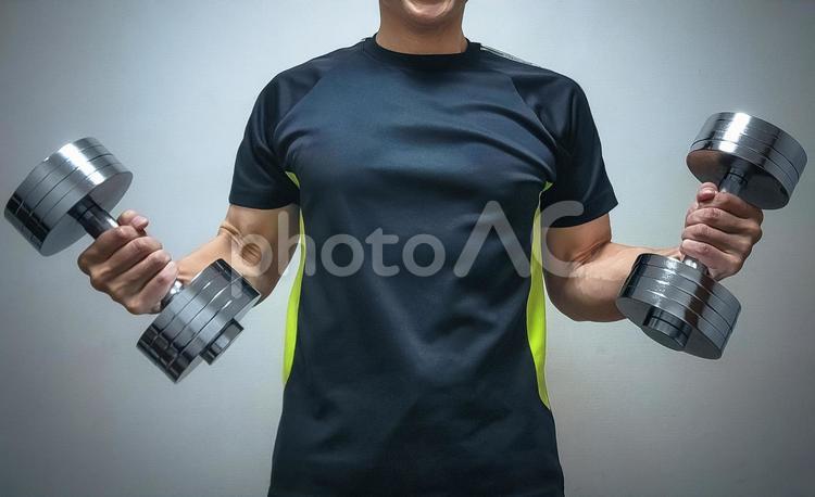 身体を鍛える男性の上半身 男性,トレーニング,筋力トレーニングの写真素材