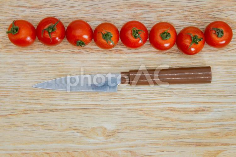 ミニトマトとフルーツナイフ ミニトマト,野菜,食べ物の写真素材