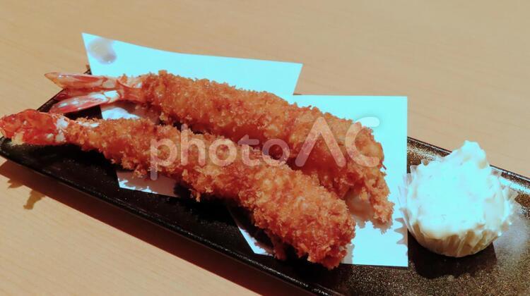 特大エビフライとタルタルソース エビフライ,大きい,美味しいの写真素材