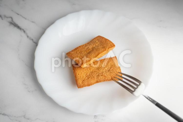 白い皿にのったフィナンシェ④ フィナンシェ,焼き菓子,スイーツの写真素材
