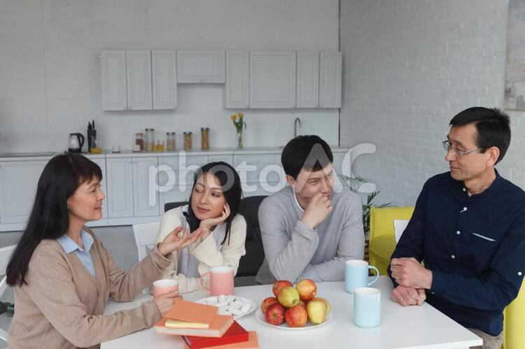 お茶するアジア人ファミリー1 アジア人,家族,お父さんの写真素材