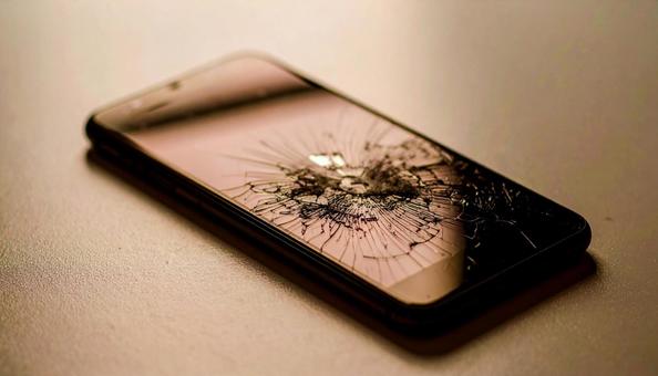 割れたスマホの写真