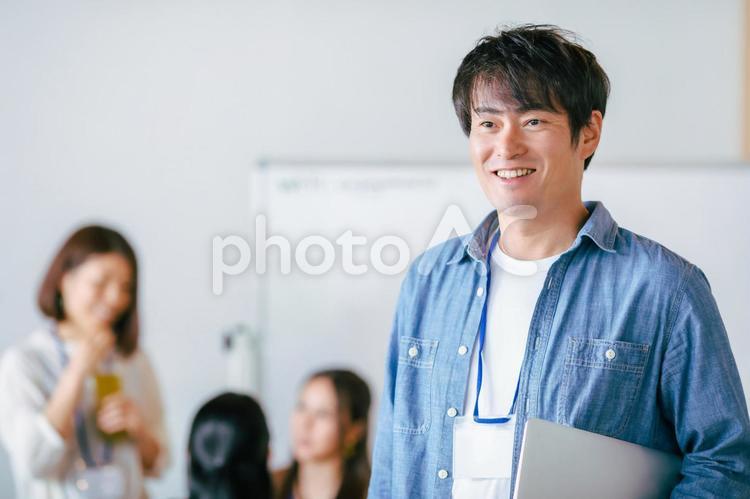 ノートパソコンを持ったビジネスマン se,デザイナー,システムエンジニアの写真素材