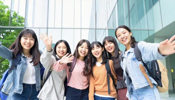 キャンパスライフを楽しむ大学生 キャンパスライフを楽しむ大学生の写真
