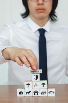 キューブを持つ男性スタッフの手元 保険業,事務職,接客業の写真素材