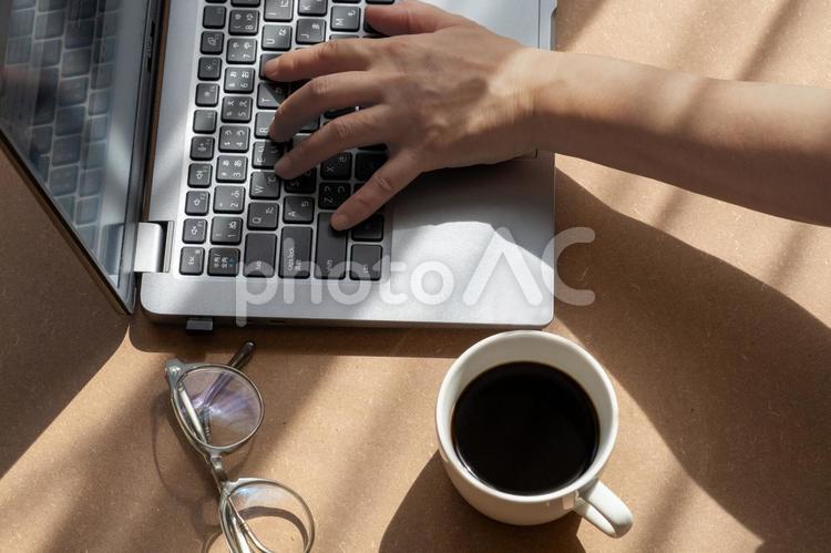 日差しの入るオフィスで仕事をする パソコン,pc,ノートパソコンの写真素材